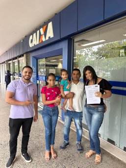 Casal feliz com o novo imóvel financiado sem entrada