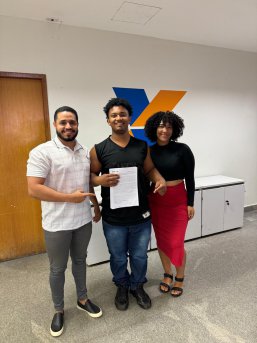 Cliente feliz com a conquista do novo apartamento na Trinus Imóveis