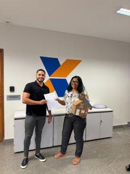 Família recebendo as chaves do apartamento em Águas Lindas